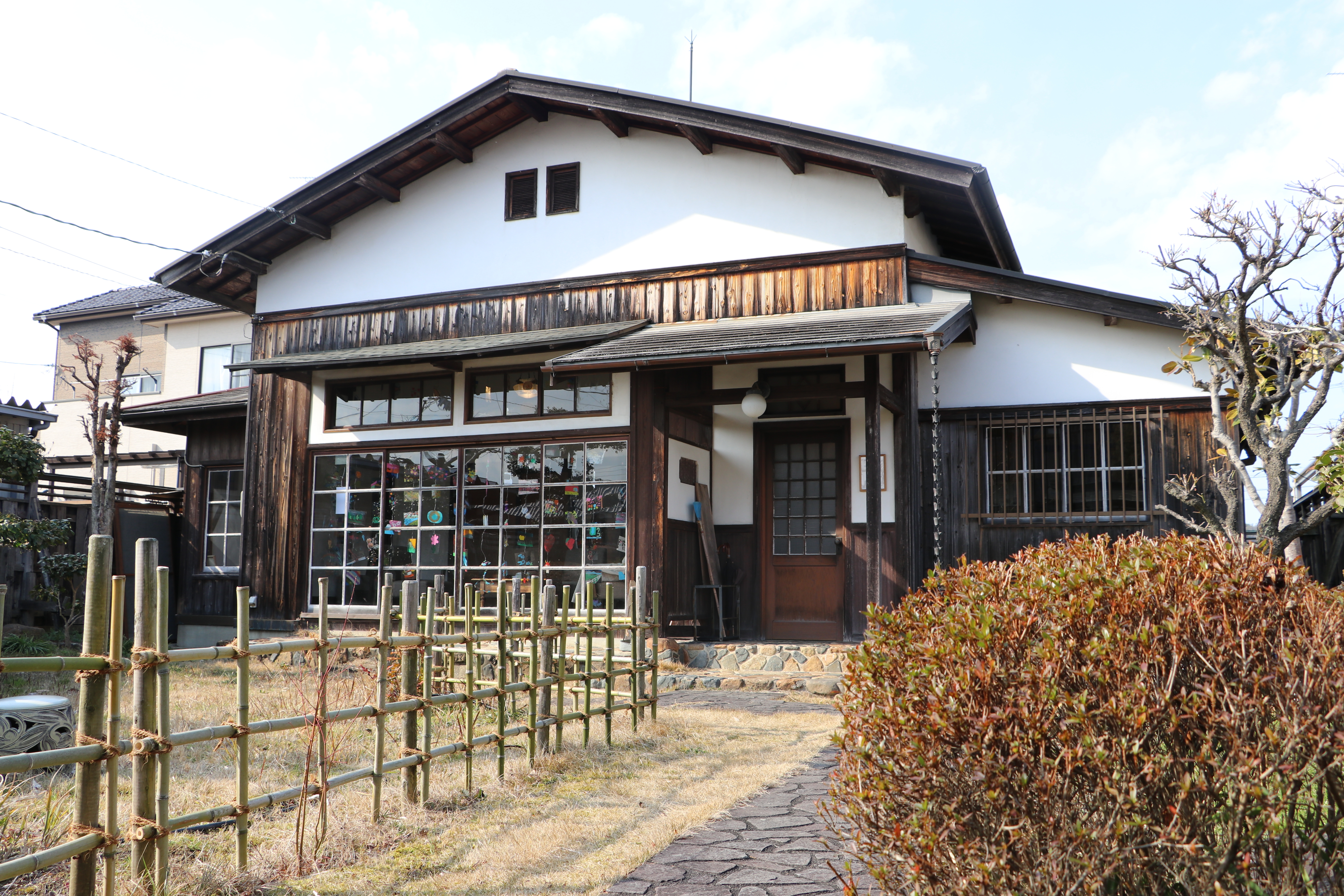 記念館の外観です。木造の平屋建てで、前庭があります。