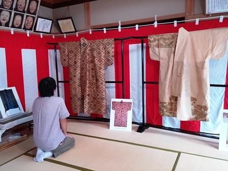 政所八幡神社の虫干しの風景写真です。