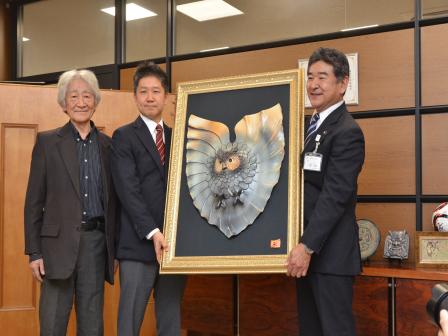 小嶋氏からレリーフを受け取る市長