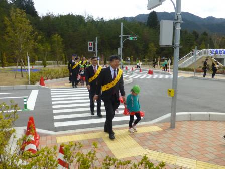 園児と行進する市長