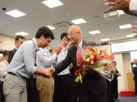 職員に見送られる副市長