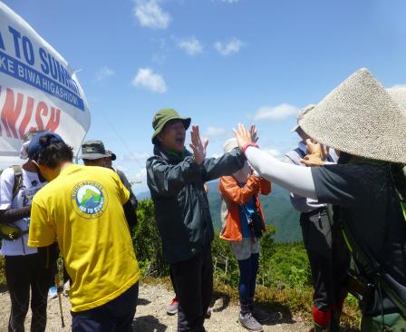 銚子ヶ口東峰のゴール前で出場者を出迎える様子