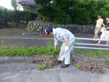 清掃活動を行う市長