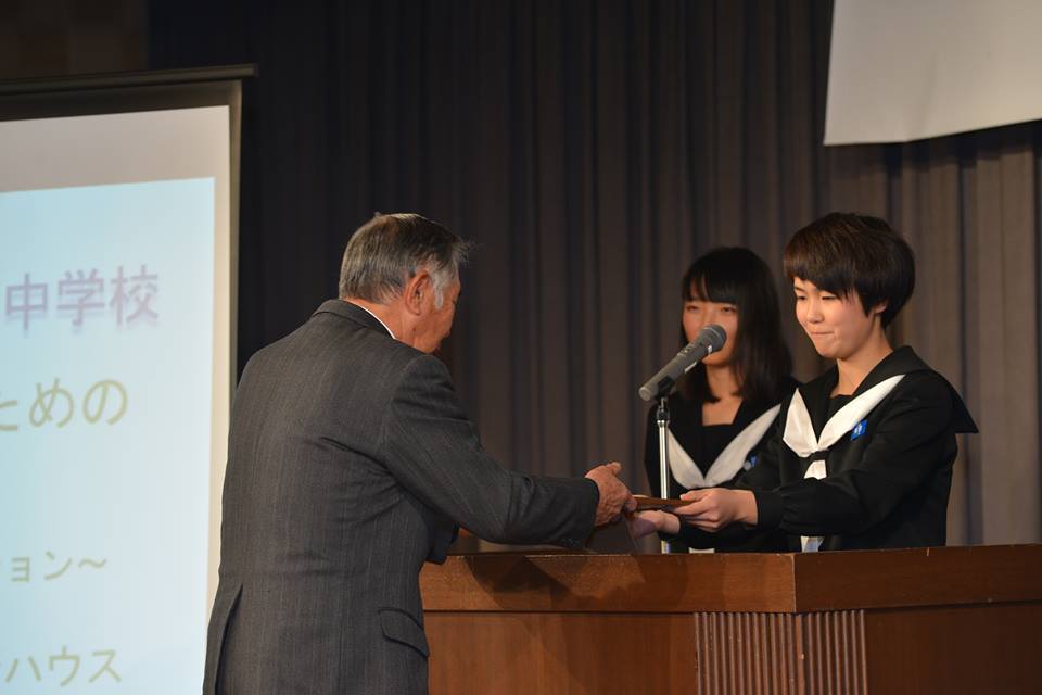 中学生からの賞状授与の様子