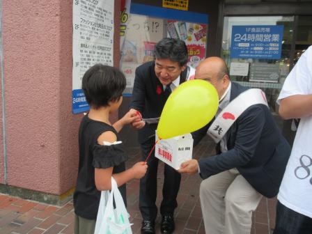 啓発活動を行う市長