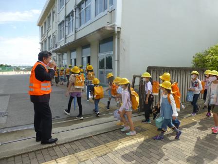 子どもたちへ声をかける市長