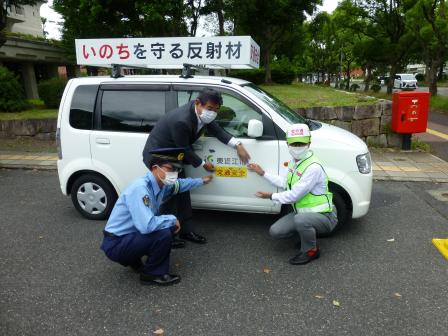 マグネットを車に貼る市長