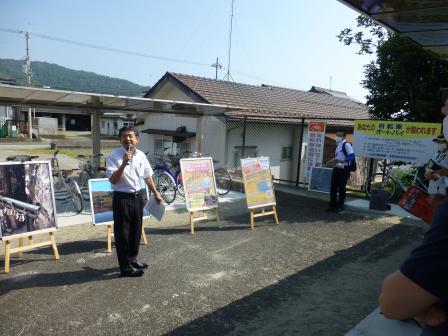 太郎坊宮駅で説明する市長