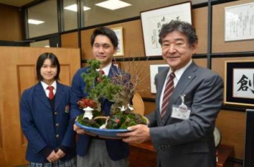 迎春用の寄せ植えをいただく市長