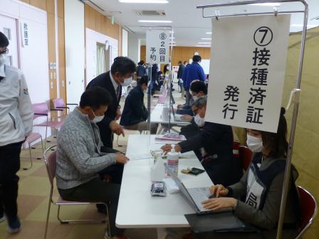 リハーサルの様子を視察する市長