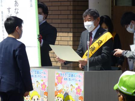 表彰状を渡す市長