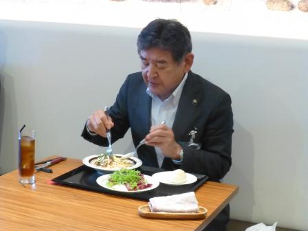 パスタの試食をする市長