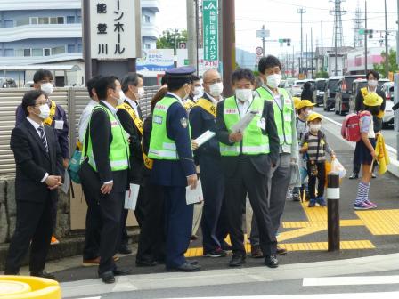 通学路の点検をする市長