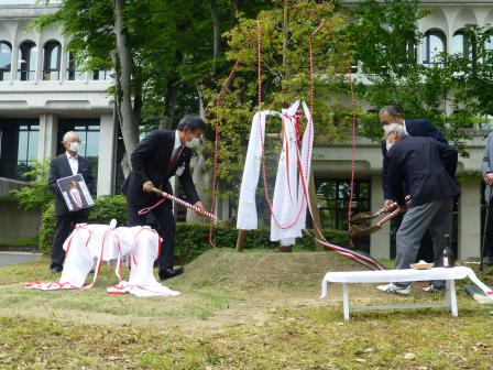 植樹をする市長