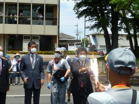 トーチに聖火を灯す市長