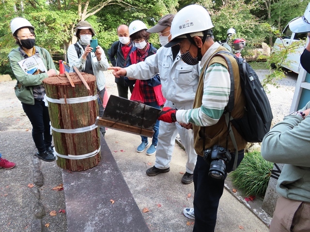 檜皮の道具を持っている写真です。