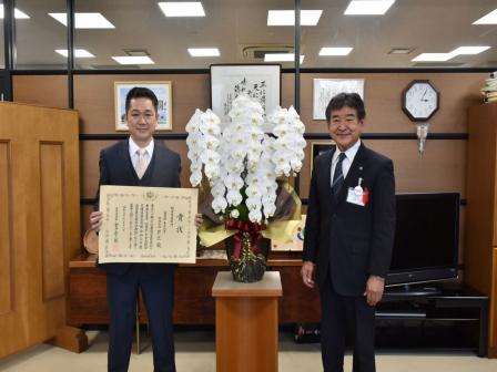 花匠様と胡蝶蘭と並ぶ市長