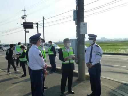 通学路の点検をする市長