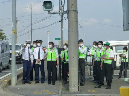 通学路の点検をする市長