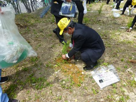 植樹する市長