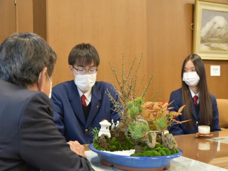 八日市南高等学校の生徒さんと市長