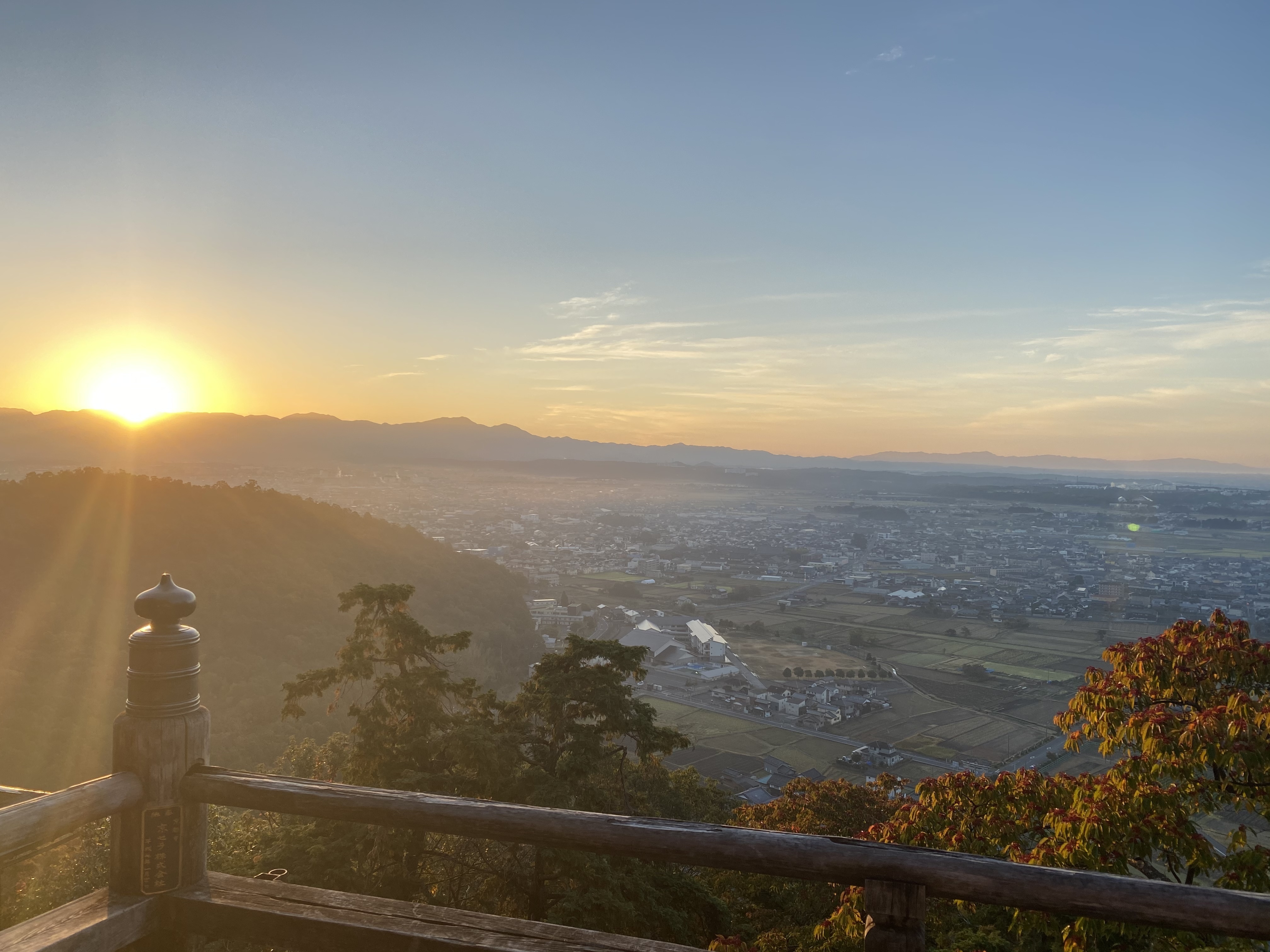 太郎坊宮から見た市街地・田園風景