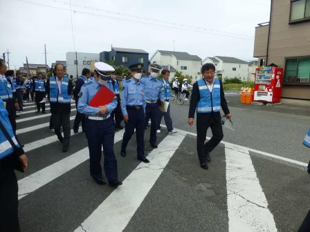 通学路の点検をする市長