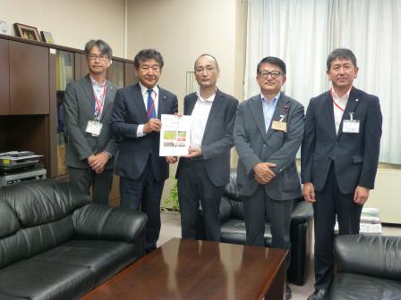 要望書を渡す市長