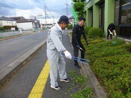 清掃活動をする市長