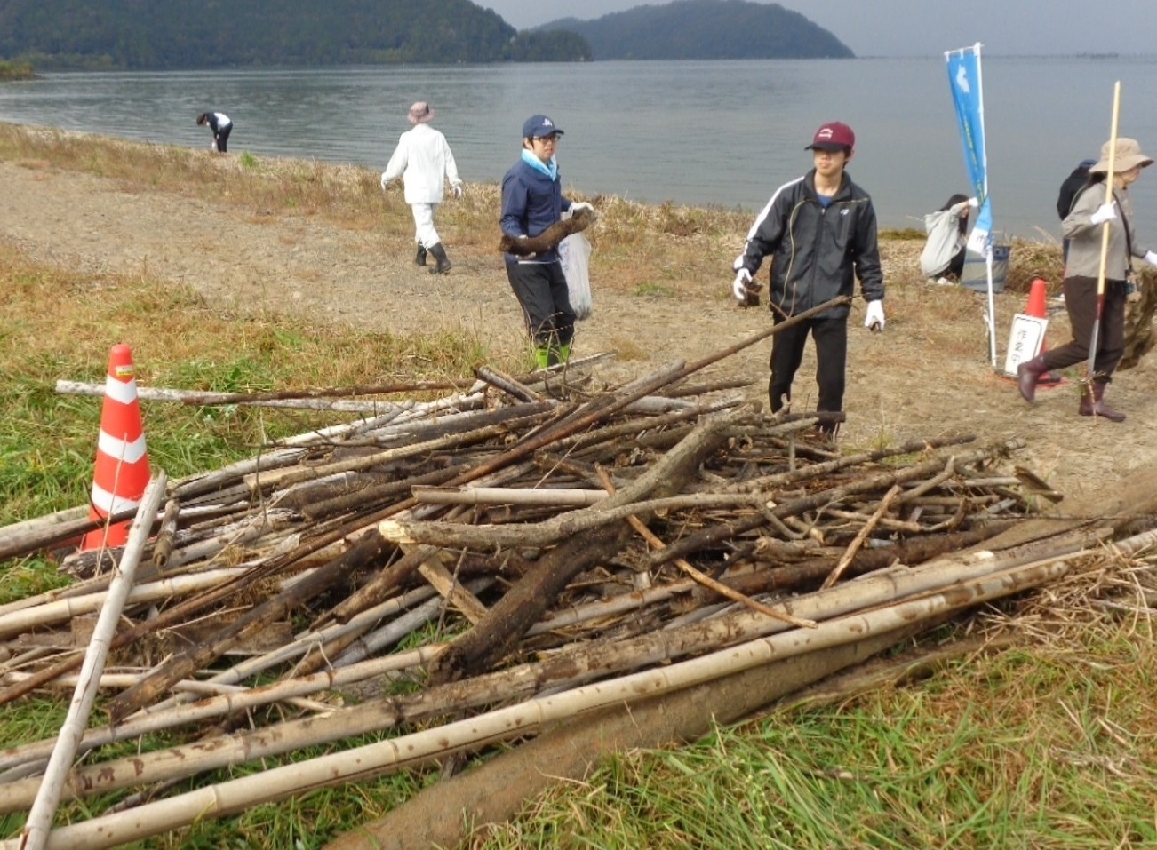 漂着した流木（栗見新田町地先）写真