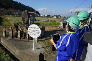 基準点の説明を聞いている写真