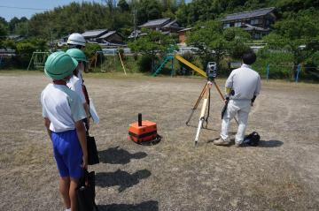 測量の現場を見学している写真