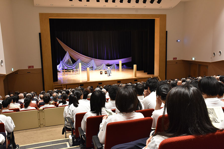 地元中学生が鑑賞している様子