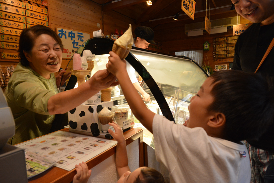 ジェラードを手にする子ども