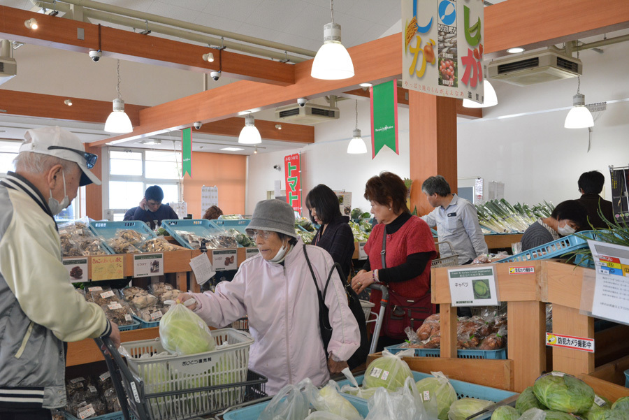 直売館で買い物をするお客さん