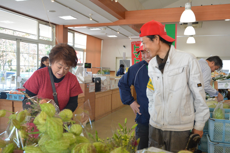 お客さんに商品の説明をする生産者