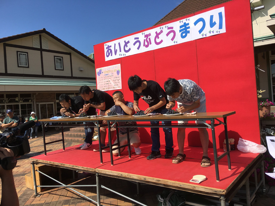 ぶどうの早食い競争