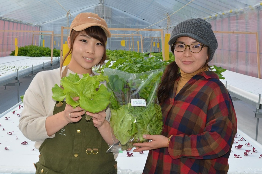 農作物を手に持つ町田さんと娘さん